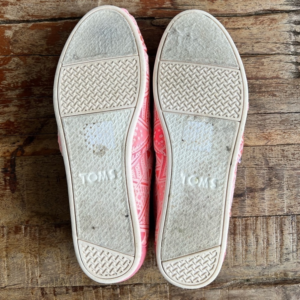 TOMS Women’s Classic Pink Neon Tribal Alpargatas - Picture 7 of 7